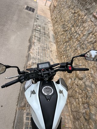 Honda CB125R Naked Blanca y Negra