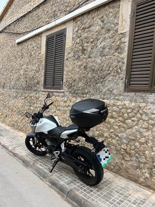 Honda CB125R Naked Blanca y Negra