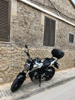 Honda CB125R Naked Blanca y Negra