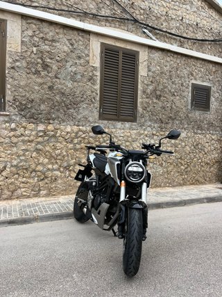 Honda CB125R Naked Blanca y Negra
