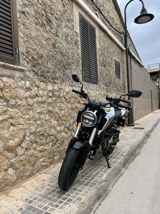 Honda CB125R Naked Blanca y Negra