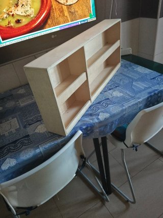 Estantería de madera beige