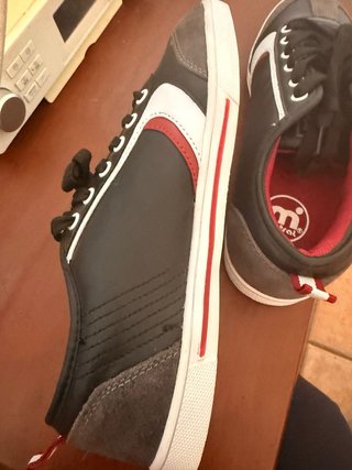 Zapatillas deportivas Mistral negras y blancas