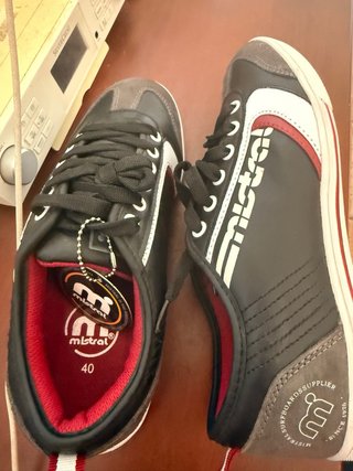 Zapatillas deportivas Mistral negras y blancas