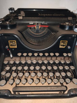 ANTIGUA MÁQUINA DE ESCRIBIR