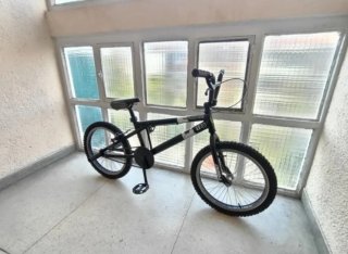 Bicicleta BMX negra