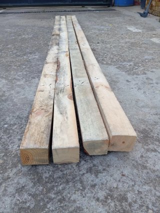 Vigas, listones, postes, pilares, vigas de madera.