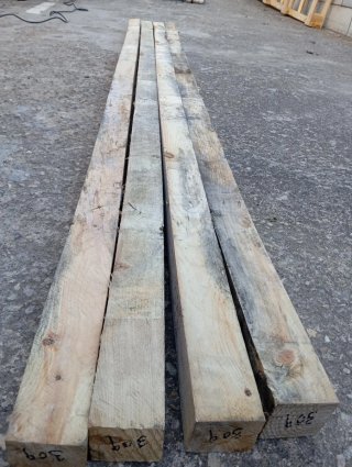 Vigas, listones, postes, pilares, vigas de madera.