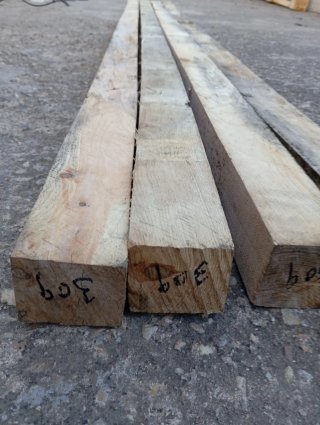 Vigas, listones, postes, pilares, vigas de madera.