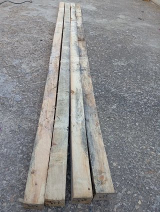 Vigas, listones, postes, pilares, vigas de madera.