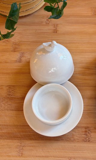 Mantequillera de porcelana con figura de pájaro