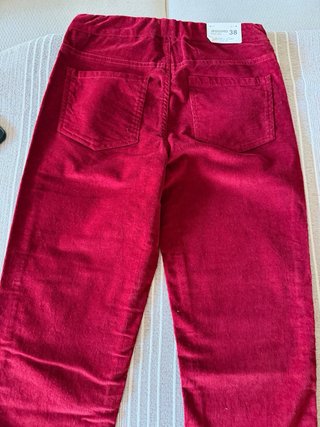 Jeggins pull on de pana rojo vino