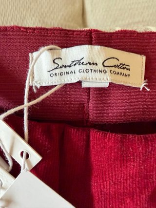 Jeggins pull on de pana rojo vino