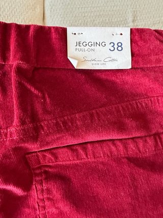 Jeggins pull on de pana rojo vino