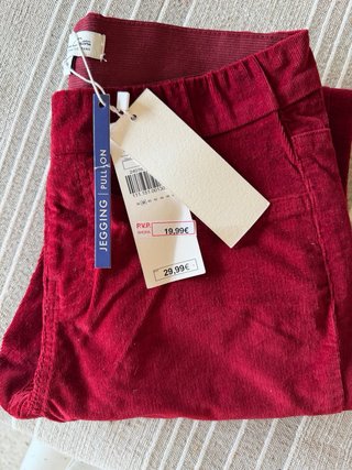 Jeggins pull on de pana rojo vino
