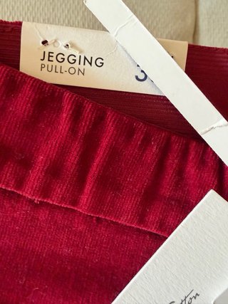 Jeggins pull on de pana rojo vino
