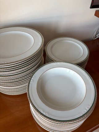 Vajilla blanca con detalle verde