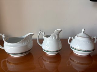 Vajilla blanca con detalle verde