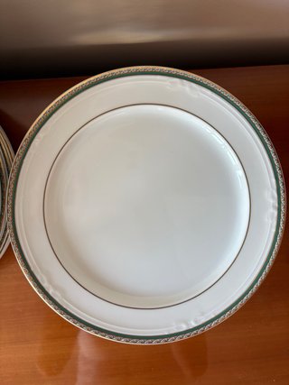 Vajilla blanca con detalle verde