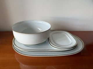 Vajilla blanca con detalle verde