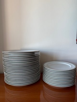 Vajilla blanca con detalle verde
