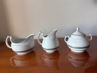 Vajilla blanca con detalle verde