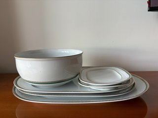 Vajilla blanca con detalle verde