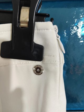 Pantaloni bianchi a pieghe
