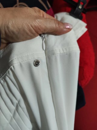 Pantaloni bianchi a pieghe