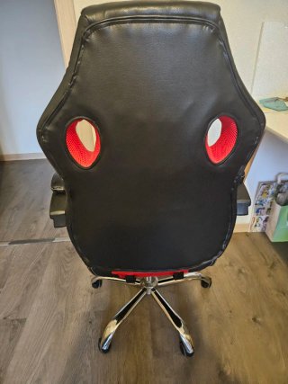 Silla Gamer Negra y Roja. La marca es desconocida.