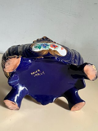 Vaso antico blu con decorazioni oro