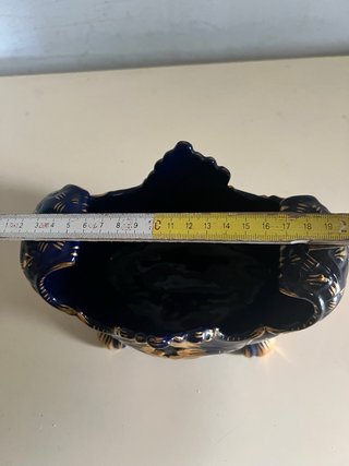 Vaso antico blu con decorazioni oro