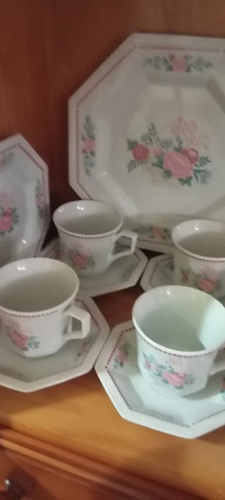 Vajilla floral rosa y blanca