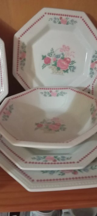 Vajilla floral rosa y blanca