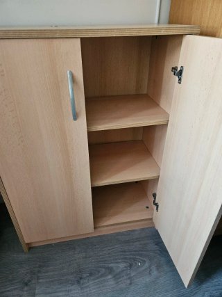 Cómoda de madera con tiradores plateados.