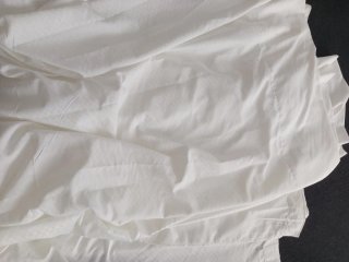 Cortina blanca de tela