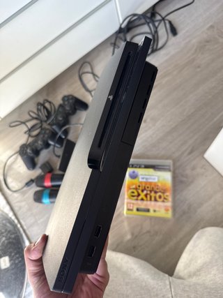 Consola PlayStation 3 con micrófonos y mandos