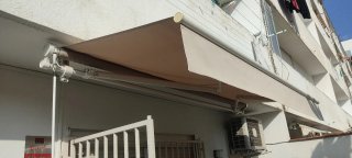 Toldo retráctil para balcón o terraza.