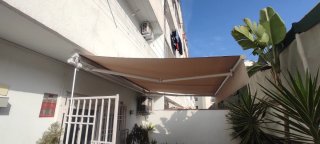 Toldo retráctil para balcón o terraza.