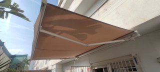 Toldo retráctil para balcón o terraza.