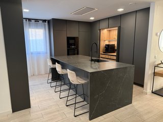 Taburetes de cocina beige y negro