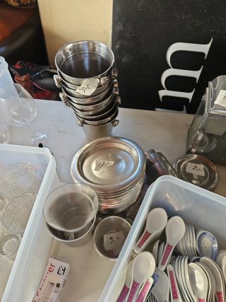 Vajillas y copas de porcelana y metal