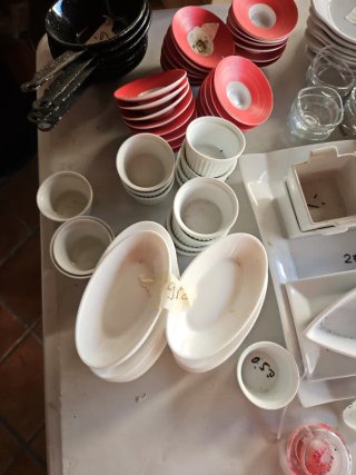 Vajillas y copas de porcelana y metal