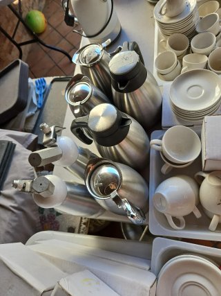 Vajillas y copas de porcelana y metal
