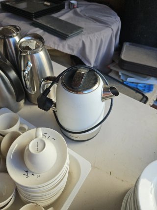 Vajillas y copas de porcelana y metal