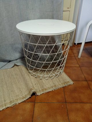 Taburete de mimbre y contenedor auxiliar