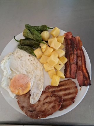 Ɓusco ayudante de cocina esperta fritos ensaladas