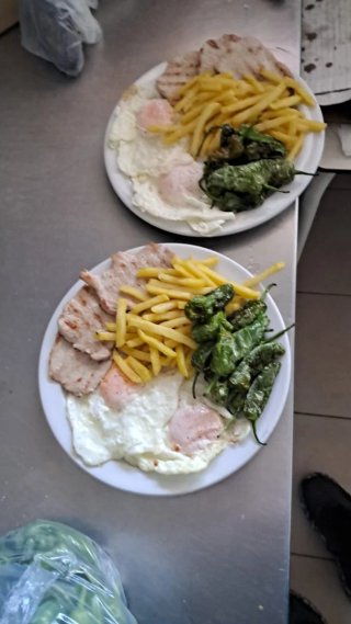Ɓusco ayudante de cocina esperta fritos ensaladas