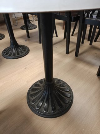 Mesas y sillas de bar negras