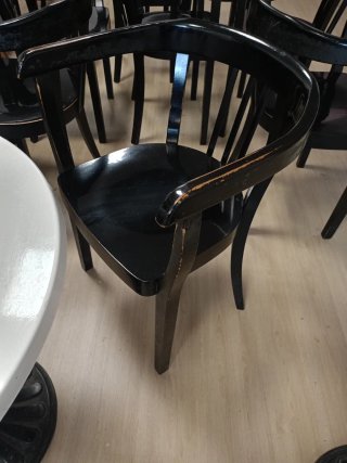 Mesas y sillas de bar negras
